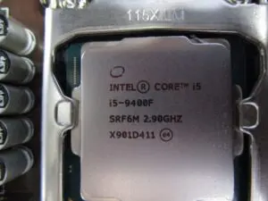 古いCPUグリースをふき取る