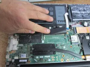 メモリースロットに１枚だけメモリーを取り付けた。