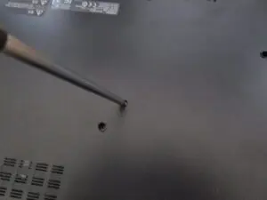 裏面のネジをすべて外す