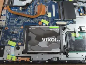 本体のSSDを取り付けた写真