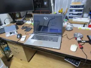 パソコンを裏返してバッテリーを取り外す