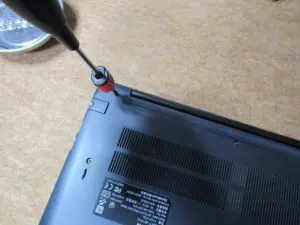 裏がから見えてるネジをすべて外す