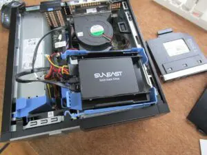 起動ドライブをマウンターごと取り外す