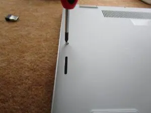 ネジを外す
