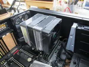 CPU本体フィンにファンを取り付ける