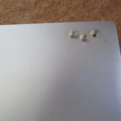 フタとヒンジをボルトで固定する