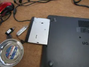 光学ドライブを引っ張って外している