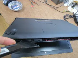 隙間にヘラを差し込んでフタを外す