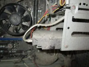 ハードディスクの上もチリが堆積している