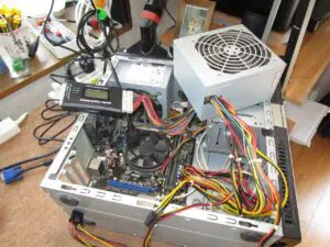 電源BOXをテスターにかけている写真