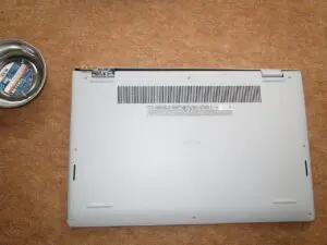 パソコンを裏返す