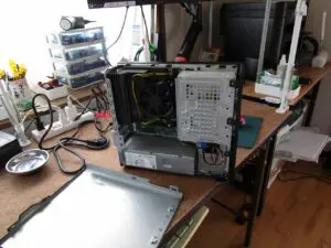 パソコンのサイドパネルを取り外した状態です。