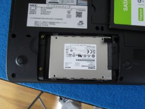 国内生産KIOXIAのSSDを取り付ける