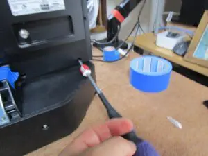 起動が遅いパソコンの裏面カバーのネジを外している写真