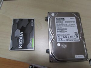 取り外したハードディスクと新品のＳＳＤの写真