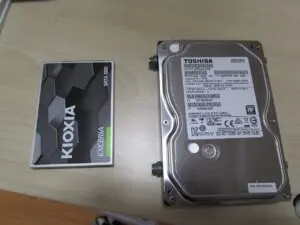 取り外したハードディスクと新品のＳＳＤの写真