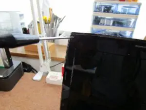 液晶廻りの枠のボルトを外している