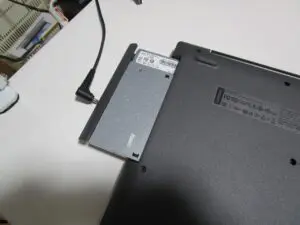 光起動が遅いLENOVO idea pad330 光学ドライブを引っ張りだしている写真