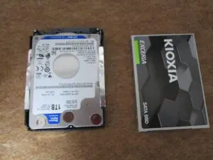 取りはずしたハードディスクと新品のSSDの写真