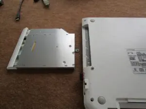 光学ドライブを外す。