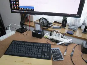 取りはずしたハードディスクを別のパソコンにつないでデータの抽出をおこなっている写真