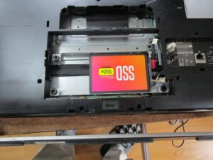 ハードディスクを取り出し　SSDを取り付けた状態