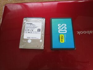 新しく取り付ける新品のSSDと壊れて本体から取り出したハードディスクの写真