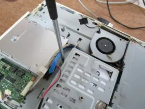 マウンターのネジ２本を外す