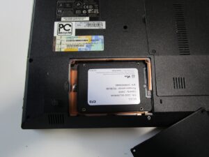 新品のSSDをパソコン本体に取り付けた。