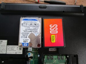 既存の内蔵ハードディスクと　クローン前の新品のSSDの写真