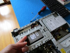 SSDが付いたマウントを本体に取り付けた。