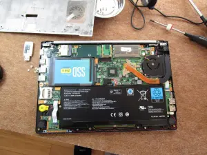 ハードディスクを外して　SSDを取り付けた写真