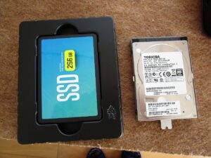 新品のSSDと取り外したハードディスクの写真