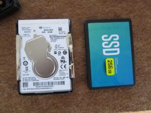 写真は、既存のハードディスクと新品のＳＳＤの写真