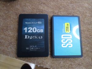 容量不足のSSD120GBとクローン済みにSSD256GBのSSD