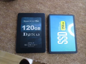 容量不足のSSD120GBとクローン済みにSSD256GBのSSD