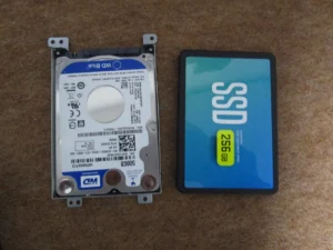 ハードディスクとクローン済みのSSD