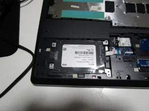 SSDをパソコン本体に取り付けた写真