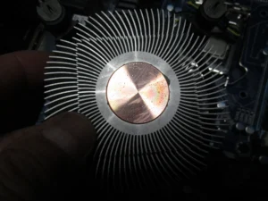CPUファンのCPU接地面の清掃後の写真