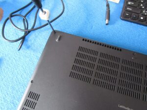 パソコンを裏えしてネジを外す
