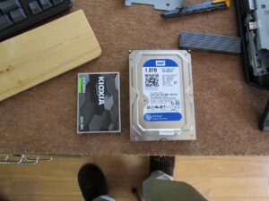 写真左は新規取付のSSDです。 写真右は、故障している既存のハードディスクです。