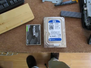 写真左は新規取付のSSDです。 写真右は、故障している既存のハードディスクです。