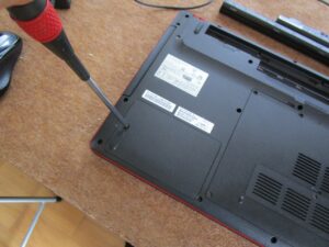 ハードディスクが、納めてある個所のカバーのネジを外す