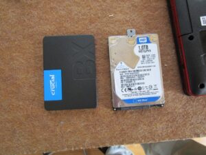 左写真は、新しく取り付けるSSDです。右写真は、本体から取り出したハードディスク