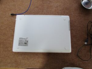 パソコンを裏返す