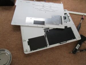 裏面全体のカバーを外す