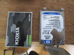 クローン済みのSSDと既存ハードディスク