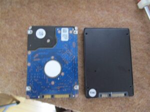 写真左は、ハードディスク１TB 写真右は、起動ドライブSSDになります。
