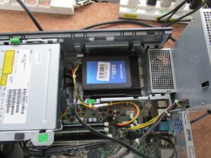 サイドパネルを外して起動ドライブを取り出す