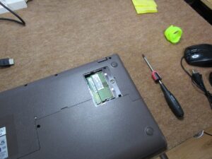 パソコンを裏返してメモリーがある個所のフタを外す